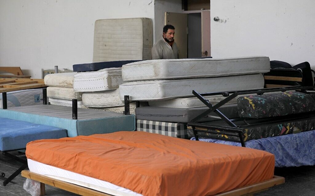 Des bénévoles de la ville de Nof Hagalil, dans le nord d'Israël, rassemblent des objets donnés pour accueillir des réfugiés fuyant la guerre en Ukraine, le 6 mars 2022. (Crédit : JALAA MAREY / AFP)