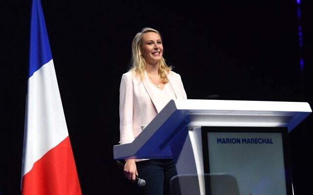 La politicienne d'extrême droite française Marion Marechal réagit après avoir prononcé un discours à l'ouverture du meeting de campagne du leader du parti d'extrême droite français Reconquete ! et candidat à l'élection présidentielle de 2022 Eric Zemmour à Toulon, dans le sud de la France, le 6 mars 2022. (Crédit : CLEMENT MAHOUDEAU / AFP) La politicienne d'extrême droite française Marion Marechal réagit après avoir prononcé un discours à l'ouverture du meeting de campagne du leader du parti d'extrême droite français Reconquete ! et candidat à l'élection présidentielle de 2022 Eric Zemmour à Toulon, dans le sud de la France, le 6 mars 2022. (Crédit : CLEMENT MAHOUDEAU / AFP)