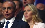 Le leader du parti d'extrême droite français Reconquete ! et candidat à l'élection présidentielle de 2022, Eric Zemmour, salue le public entouré de la politicienne d'extrême droite française Marion Marechal lors d'un meeting de campagne à Toulon, dans le sud de la France, le 6 mars 2022. (Crédit : CLEMENT MAHOUDEAU / AFP)