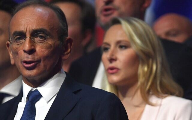 Le leader du parti d'extrême droite français Reconquete ! et candidat à l'élection présidentielle de 2022, Eric Zemmour, salue le public entouré de la politicienne d'extrême droite française Marion Marechal lors d'un meeting de campagne à Toulon, dans le sud de la France, le 6 mars 2022. (Crédit : CLEMENT MAHOUDEAU / AFP) Le leader du parti d'extrême droite français Reconquete ! et candidat à l'élection présidentielle de 2022, Eric Zemmour, salue le public entouré de la politicienne d'extrême droite française Marion Marechal lors d'un meeting de campagne à Toulon, dans le sud de la France, le 6 mars 2022. (Crédit : CLEMENT MAHOUDEAU / AFP)