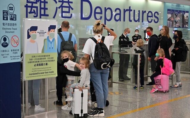 Des familles d'expatriés quittent l'aéroport international Chek Lap Kok de Hong Kong le 6 mars 2022, alors que les restrictions de voyage frappent durement les cols blancs de Hong Kong, les travailleurs étrangers "expatriés", qui représentent environ 10 % de la population. (Crédit : Peter PARKS / AFP) Des familles d'expatriés quittent l'aéroport international Chek Lap Kok de Hong Kong le 6 mars 2022, alors que les restrictions de voyage frappent durement les cols blancs de Hong Kong, les travailleurs étrangers "expatriés", qui représentent environ 10 % de la population. (Crédit : Peter PARKS / AFP)