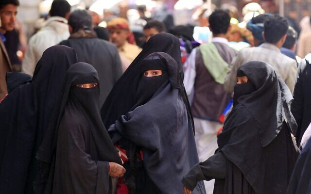 Des femmes yéménites marchent dans le marché de la Vieille Ville de Sanaa, la capitale tenue par les rebelles houthis, le 2 mars 2020. (Crédit : MOHAMMED HUWAIS / AFP)
