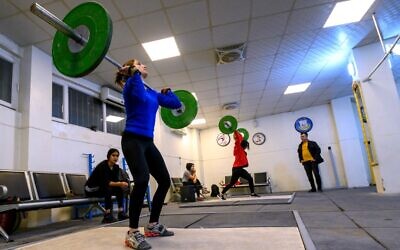 Des femmes kurdes irakiennes s'entraînent à l'haltérophilie dans un centre situé à Arbil, la capitale régionale kurde de l'Irak, le 2 février 2022. (Crédit : AFP)
