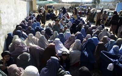 Des femmes attendant dans un bureau du Haut Commissariat des Nations unies pour les réfugiés (HCR) pour recevoir des articles non alimentaires, à Kandahar, le 8 mars 2022. (Crédit : Javed Tanveer/AFP) Des femmes attendant dans un bureau du Haut Commissariat des Nations unies pour les réfugiés (HCR) pour recevoir des articles non alimentaires, à Kandahar, le 8 mars 2022. (Crédit : Javed Tanveer/AFP)