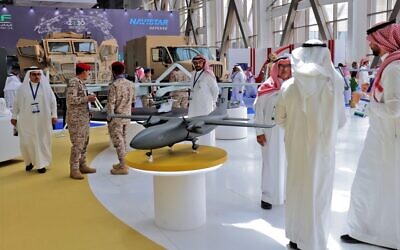 Un drone militaire au premier Salon mondial de la défense d'Arabie saoudite, au nord de la capitale Riyad, le 8 mars 2022. (Crédit : Fayez Nureldine / AFP)