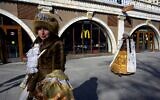 Une femme passe devant la vitrine d'un restaurant McDonald dans le centre de Moscou, le 9 mars 2022. (Crédit :  AFP)
