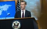 Le porte-parole du département d'État américain, Ned Price, s'exprimant lors d'une conférence de presse au département d'État, à Washington, le 10 mars 2022. (Crédit : Manuel Balce Ceneta/Pool/AFP)