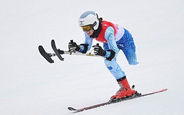 L'Israélienne Sheina Vaspi participe au slalom géant féminin en ski alpin debout, au Centre national de ski alpin Yanqing à Yanqing, lors des Jeux paralympiques d’hiver de 2022 à Beijing, le 11 mars 2022. (WANG Zhao / AFP) L'Israélienne Sheina Vaspi participe au slalom géant féminin en ski alpin debout, au Centre national de ski alpin Yanqing à Yanqing, lors des Jeux paralympiques d’hiver de 2022 à Beijing, le 11 mars 2022. (WANG Zhao / AFP)
