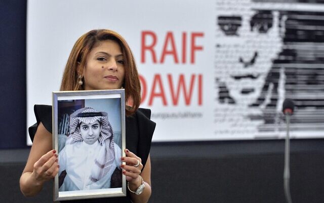 Sur cette photo d'archives prise le 16 décembre 2015, Ensaf Haidar tient une photo de son mari Raif Badawi après avoir accepté le prix Sakharov des droits de l'homme du Parlement européen au nom de son mari, au Parlement européen à Strasbourg, dans l'est de la France. (Crédit : Patrick Hertzog/AFP) Sur cette photo d'archives prise le 16 décembre 2015, Ensaf Haidar tient une photo de son mari Raif Badawi après avoir accepté le prix Sakharov des droits de l'homme du Parlement européen au nom de son mari, au Parlement européen à Strasbourg, dans l'est de la France. (Crédit : Patrick Hertzog/AFP)