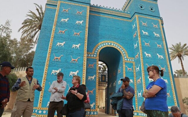 Des touristes étrangers visitent la porte d'Ishtar, la huitième porte de la ville antique de Babylone, à une centaine de kilomètres au sud de la capitale irakienne, Bagdad, le 7 mars 2022. (Crédit : Ahmad AL-RUBAYE / AFP) Des touristes étrangers visitent la porte d'Ishtar, la huitième porte de la ville antique de Babylone, à une centaine de kilomètres au sud de la capitale irakienne, Bagdad, le 7 mars 2022. (Crédit : Ahmad AL-RUBAYE / AFP)