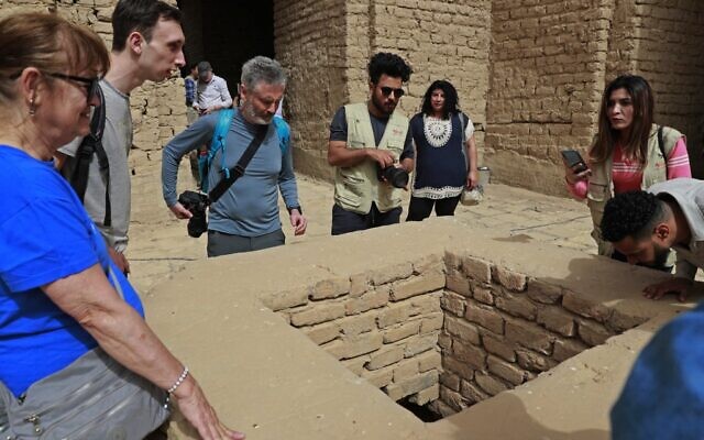 Des touristes étrangers visitent la ville antique de Babylone, à une centaine de kilomètres au sud de la capitale irakienne, Bagdad, le 7 mars 2022. (Crédit : Ahmad AL-RUBAYE / AFP) Des touristes étrangers visitent la ville antique de Babylone, à une centaine de kilomètres au sud de la capitale irakienne, Bagdad, le 7 mars 2022. (Crédit : Ahmad AL-RUBAYE / AFP)