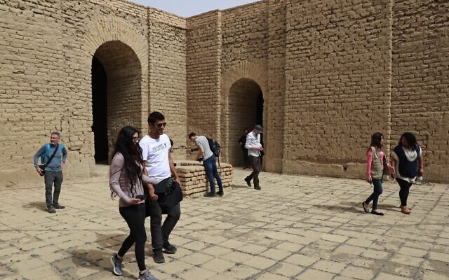 Des touristes étrangers visitent la ville antique de Babylone, à une centaine de kilomètres au sud de la capitale irakienne, Bagdad, le 7 mars 2022. (Crédit : Ahmad AL-RUBAYE / AFP) Des touristes étrangers visitent la ville antique de Babylone, à une centaine de kilomètres au sud de la capitale irakienne, Bagdad, le 7 mars 2022. (Crédit : Ahmad AL-RUBAYE / AFP)