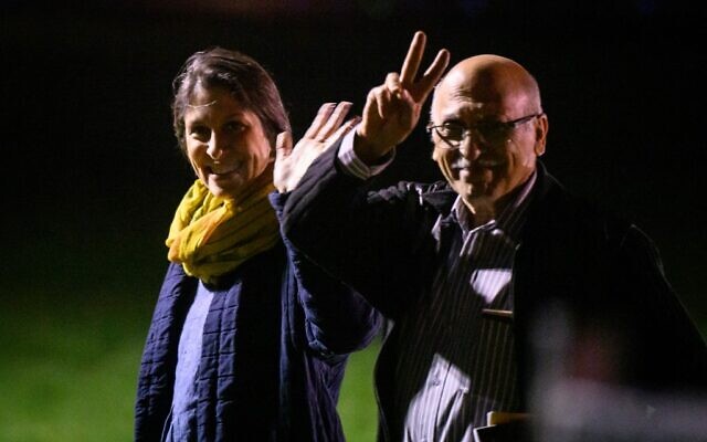 Nazanin Zaghari-Ratcliffe (à gauche) et Anoosheh Ashoori, qui ont été libérés d'Iran, font un geste après avoir atterri à Brize Norton, en Angleterre, le 17 mars 2022. (Crédit : Leon Neal/Pool/AFP) Nazanin Zaghari-Ratcliffe (à gauche) et Anoosheh Ashoori, qui ont été libérés d'Iran, font un geste après avoir atterri à Brize Norton, en Angleterre, le 17 mars 2022. (Crédit : Leon Neal/Pool/AFP)