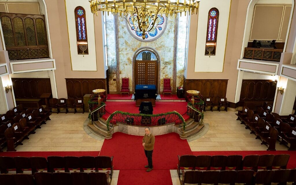 Izzet Bana, musicien et conseiller de la série "The Club" pose dans la synagogue Neve Shalom à Istanbul le 8 mars 2022. (Crédit : Yasin AKGUL / AFP)