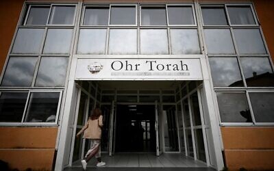 L'entrée de l'école Ohr Torah, anciennement Ozar Hatorah, à Toulouse, le 16 mars 2022. (Crédit : Valentine Chapuis/AFP)