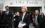 "La candidate à la présidence du parti "Les Républicains" (LR) Valérie Pecresse (C) visite l'école Ohr Torah, anciennement Ozar Hatorah, à Toulouse, le 18 mars 2022, où le djihadiste Mohamed Merah a tué trois enfants et un enseignant en 2012. (Crédit : Lionel BONAVENTURE / AFP)