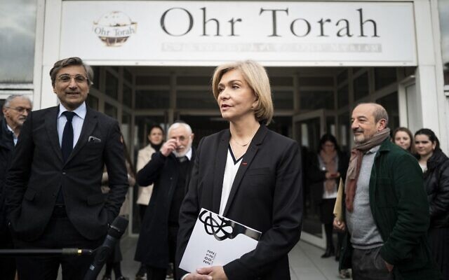 "La candidate à la présidence du parti "Les Républicains" (LR) Valérie Pecresse (C) visite l'école Ohr Torah, anciennement Ozar Hatorah, à Toulouse, le 18 mars 2022, où le djihadiste Mohamed Merah a tué trois enfants et un enseignant en 2012. (Crédit : Lionel BONAVENTURE / AFP) "La candidate à la présidence du parti "Les Républicains" (LR) Valérie Pecresse (C) visite l'école Ohr Torah, anciennement Ozar Hatorah, à Toulouse, le 18 mars 2022, où le djihadiste Mohamed Merah a tué trois enfants et un enseignant en 2012. (Crédit : Lionel BONAVENTURE / AFP)