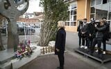 La candidate à la présidence du parti Les Républicains (LR) Valérie Pecresse rendant hommage à trois enfants et un enseignant de l'école Ohr Torah, anciennement Ozar HaTorah, à Toulouse, le 18 mars 2022, tués en 2012. (Crédit : Lionel Bonaventure/AFP)