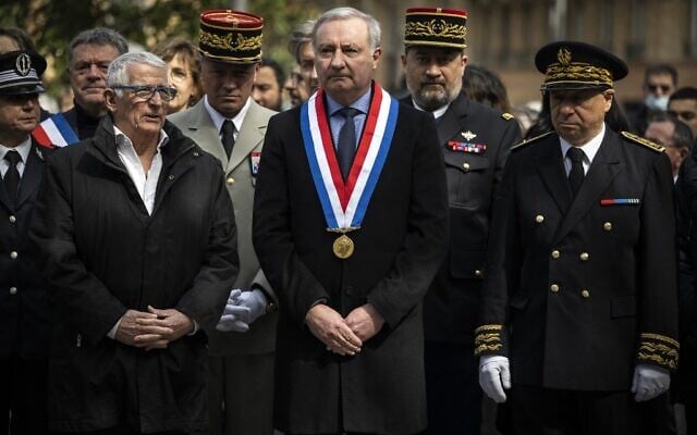 L'ancien maire de Toulouse Pierre Cohen et le maire de Toulouse Jean-Luc Moudenc assistent à une cérémonie de commémoration des victimes du tireur islamiste Mohamed Merah, à Toulouse, dans le sud-ouest de la France. le 19 mars 2022. (Crédit : Lionel BONAVENTURE / AFP)