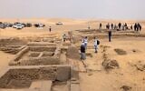 Des journalistes réunis dans la zone où cinq tombes pharaoniques anciennes ont été récemment découvertes sur le site archéologique de Saqqara, au sud de la capitale égyptienne, Le Caire, le 19 mars 2022. (Crédit :  Khaled DESOUKI / AFP)