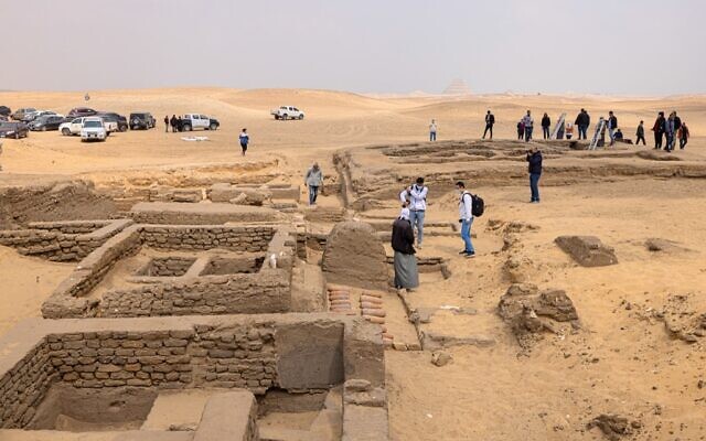 Des journalistes réunis dans la zone où cinq tombes pharaoniques anciennes ont été récemment découvertes sur le site archéologique de Saqqara, au sud de la capitale égyptienne, Le Caire, le 19 mars 2022. (Crédit : Khaled DESOUKI / AFP) Des journalistes réunis dans la zone où cinq tombes pharaoniques anciennes ont été récemment découvertes sur le site archéologique de Saqqara, au sud de la capitale égyptienne, Le Caire, le 19 mars 2022. (Crédit : Khaled DESOUKI / AFP)