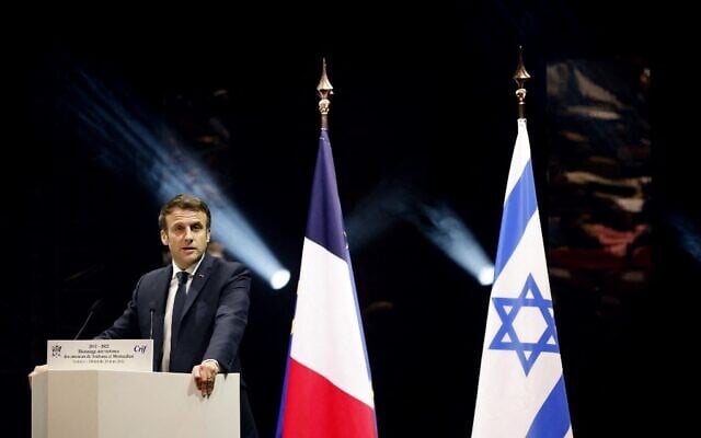 Le président français Emmanuel Macron prononce un discours lors d'une cérémonie d'hommage à la Halle aux Grains à Toulouse, dans le sud de la France, le 20 mars 2022, pour commémorer le dixième anniversaire des attentats perpétrés par Mohamed Merah qui ont tué sept personnes en 2012. (Crédit : Ludovic MARIN / POOL / AFP) Le président français Emmanuel Macron prononce un discours lors d'une cérémonie d'hommage à la Halle aux Grains à Toulouse, dans le sud de la France, le 20 mars 2022, pour commémorer le dixième anniversaire des attentats perpétrés par Mohamed Merah qui ont tué sept personnes en 2012. (Crédit : Ludovic MARIN / POOL / AFP)