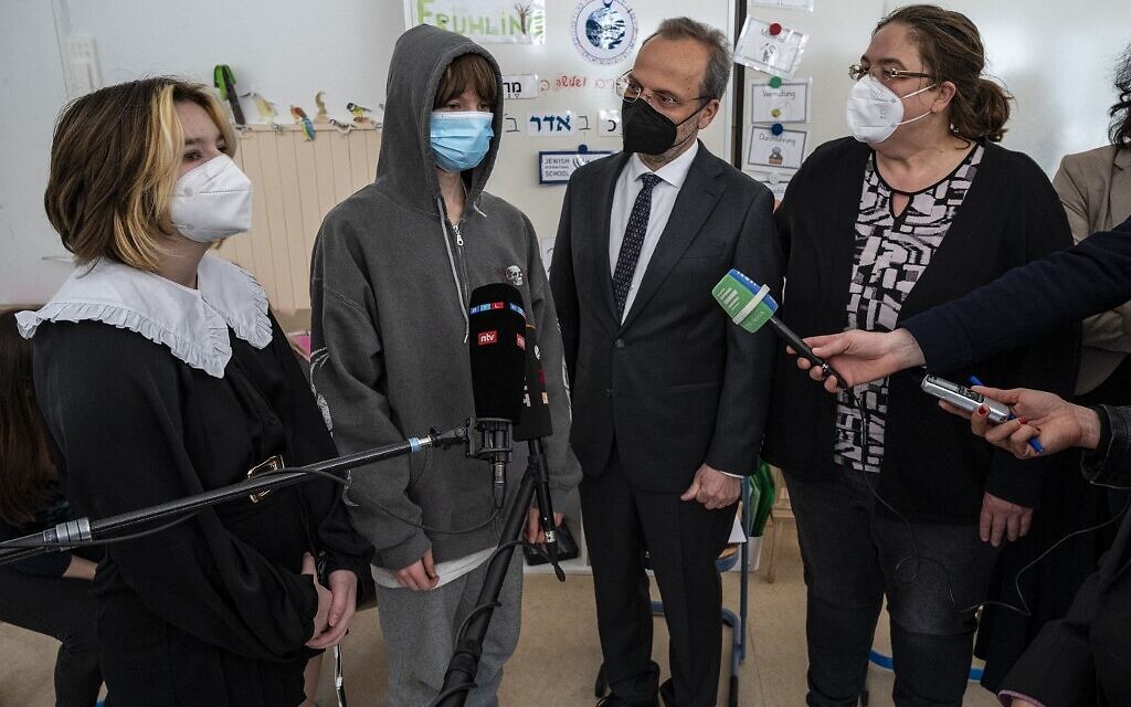 Le commissaire allemand à la lutte contre l'antisémitisme, Felix Klein (2e à partir de la droite) et le rabbin Gesa Ederberg (à partir de la droite) écoutent les témoignages de jeunes juifs ukrainiens, Mark de Kiev (2e à partir de la gauche) et Sonja d'Odessa, à l'école internationale juive de Berlin, le 24 mars 2022. (Crédit : John MACDOUGALL / AFP)