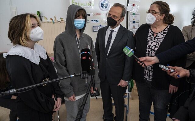 Le commissaire allemand à la lutte contre l'antisémitisme, Felix Klein (2e à partir de la droite) et le rabbin Gesa Ederberg (à partir de la droite) écoutent les témoignages de jeunes juifs ukrainiens, Mark de Kiev (2e à partir de la gauche) et Sonja d'Odessa, à l'école internationale juive de Berlin, le 24 mars 2022. (Crédit : John MACDOUGALL / AFP)