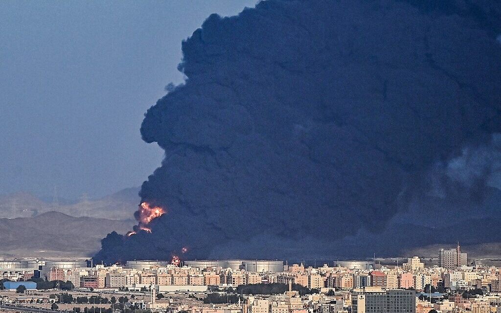 De la fumée s'élève d'un site pétrolier dans la ville côtière de Jeddah, qui ouvre sur la mer Rouge, le 25 mars 2022. (Crédit : ANDREJ ISAKOVIC / AFP) De la fumée s'élève d'un site pétrolier dans la ville côtière de Jeddah, qui ouvre sur la mer Rouge, le 25 mars 2022. (Crédit : ANDREJ ISAKOVIC / AFP)