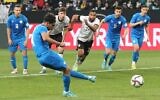 Le milieu de terrain Yonatan Cohen capte le ballon après un tir de penalty pendant la rencontre amicale entre l'Allemagne et Israël à Sinsheim, en Allemagne, le 26 mars 2022. (Crédit :  Daniel ROLAND / AFP)