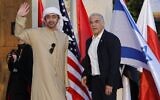 Le ministre israélien des Affaires étrangères Yair Lapid, à droite, accueille son homologue émirati Sheikh Abdullah bin Zayed al-Nahyan lors du Sommet du Neguev à Sde Boker, dans le sud d'Israël, le 27 mars 2022. (Crédit : Jack Guez/ AFP)