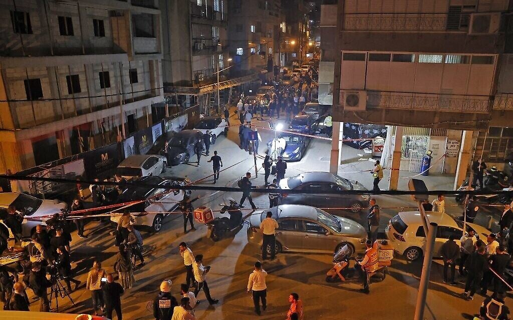 Les forces de l'ordre israéliennes et le personnel d’urgence sur les lieux d'un attentat terroriste qui a coûté la vie à cinq personnes, le 29 mars 2022, à Bnei Brak. (Crédit : Jack Guez/AFP)