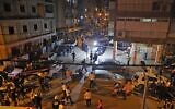Les forces de l'ordre israéliennes et le personnel d’urgence sur les lieux d'un attentat terroriste qui a coûté la vie à cinq personnes, le 29 mars 2022, à Bnei Brak. (Crédit : Jack Guez/AFP)