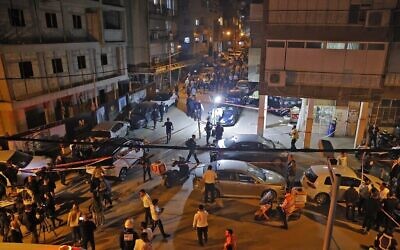 Les forces de l'ordre israéliennes et le personnel d’urgence sur les lieux d'un attentat terroriste qui a coûté la vie à cinq personnes, le 29 mars 2022, à Bnei Brak. (Crédit : Jack Guez/AFP)