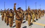 Des forces loyales aux Houthis du Yémen soutenues par l’Iran prennent part à des funérailles de masse pour les combattants tués dans des batailles avec les troupes gouvernementales soutenues par l’Arabie saoudite, dans la capitale du Yémen, Sanaa, le 8 avril 2021. (Crédit : Mohammed Huwais/AFP)