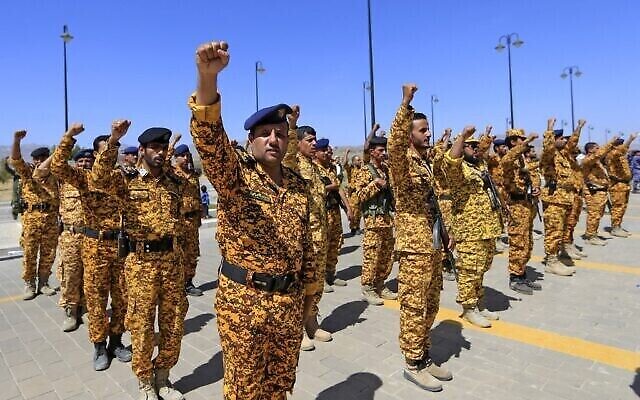 Des forces loyales aux Houthis du Yémen soutenues par l’Iran prennent part à des funérailles de masse pour les combattants tués dans des batailles avec les troupes gouvernementales soutenues par l’Arabie saoudite, dans la capitale du Yémen, Sanaa, le 8 avril 2021. (Crédit : Mohammed Huwais/AFP) Des forces loyales aux Houthis du Yémen soutenues par l’Iran prennent part à des funérailles de masse pour les combattants tués dans des batailles avec les troupes gouvernementales soutenues par l’Arabie saoudite, dans la capitale du Yémen, Sanaa, le 8 avril 2021. (Crédit : Mohammed Huwais/AFP)