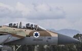 F-16 sur la piste d'atterrissage de l'aéroport militaire d'Andravida, dans le sud de la Grèce, dans le cadre de l'exercice d'aviation multinationale " INIOCHOS 2021 " de l'armée de l'air hellénique, le 18 avril 2021. (Crédit : ARIS MESSINIS / AFP)