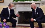 Le président américain Joe Biden, à droite, rencontre le Premier ministre Naftali Bennett dans le bureau ovale de la Maison Blanche à Washington, DC, le 27 août 2021. (Crédit : Nicholas Kamm/AFP)
