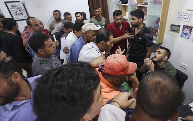 Des Palestiniens se rassemblent pour demander des permis de travail en Israël, dans le camp de réfugiés de Jabalia, au Nord de la bande de Gaza, le 6 octobre 2021. (Mahmud Hams/AFP) Des Palestiniens se rassemblent pour demander des permis de travail en Israël, dans le camp de réfugiés de Jabalia, au Nord de la bande de Gaza, le 6 octobre 2021. (Mahmud Hams/AFP)