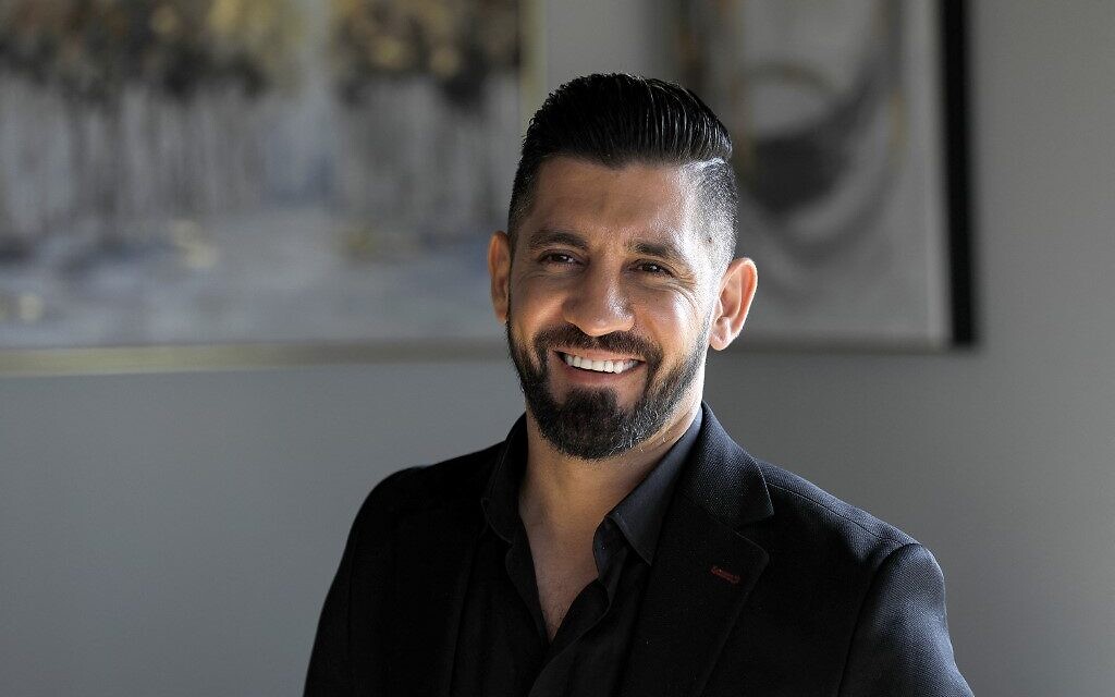 Le chanteur druze israélien Mike Sharif est photographié lors d'une interview avec l'AFP dans le village de Daliyat al-Karmel, dans le nord d'Israël, le 10 janvier 2022. (Crédit : Jalaa Marey/AFP)