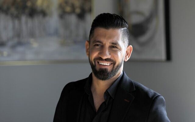 Le chanteur druze israélien Mike Sharif est photographié lors d'une interview avec l'AFP dans le village de Daliyat al-Karmel, dans le nord d'Israël, le 10 janvier 2022. (Crédit : Jalaa Marey/AFP)