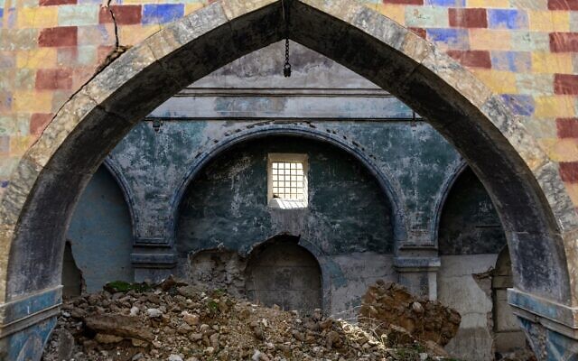 Cette photo prise le 2 février 2022 montre une vue de l'intérieur de la synagogue Sasson délabrée dans la ville de Mossoul, au nord de l'Irak. (Crédit : Zaid AL-OBEIDI / AFP)