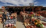 Des céramiques fabriquées localement sont exposées devant une boutique dans la ville de Gharyan, à environ 100 km au sud-ouest de la capitale. (Crédit : Mahmud TURKIA / AFP)