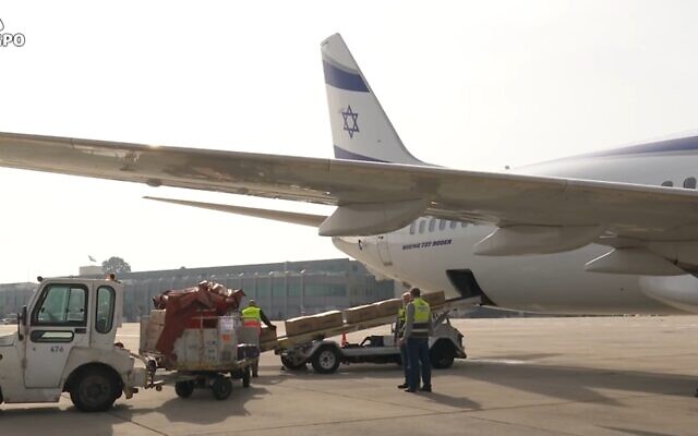 Un avion d'El Al contenant de l'aide humanitaire pour l'Ukraine le 1er mars 2022. (Credit : capture d'écran GPO) Un avion d'El Al contenant de l'aide humanitaire pour l'Ukraine le 1er mars 2022. (Credit : capture d'écran GPO)