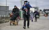 Des réfugiés fuyant le conflit en Ukraine arrivant au poste frontière de Medyka en Pologne, le lundi 28 février 2022. Le chef de l'agence des Nations Unies pour les réfugiés déclare que plus d'un demi-million de personnes ont fui l'Ukraine depuis l'invasion de la Russie jeudi. (Crédit : Visar Kryeziu /AP Photo)