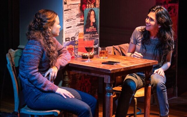 Molly Ranson et Francis Benhamou jouent dans "Prayer for the French Republic", une nouvelle pièce off-Broadway au Manhattan Theatre Club. (Crédit : Matthew Murphy 2021/via JTA)