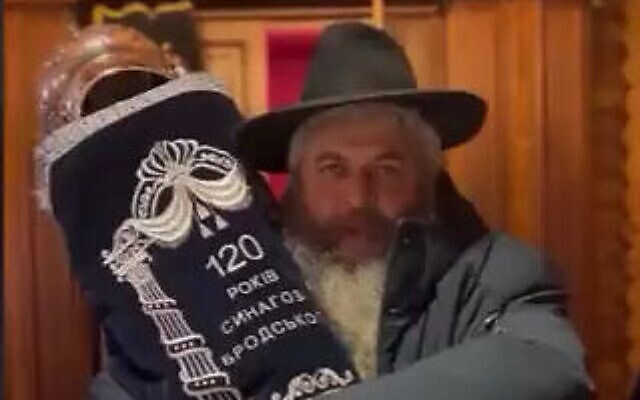 Le grand rabbin ukrainien Moshe Azman dans une message vidéo, le 2 mars 2022. (Crédit : Capture d'écran/Twitter) Le grand rabbin ukrainien Moshe Azman dans une message vidéo, le 2 mars 2022. (Crédit : Capture d'écran/Twitter)