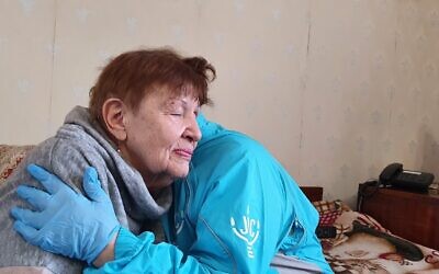 Un travailleur social de Hesed embrassant un client à Odessa, le lundi 28 février 2022. (Crédit : JDC)