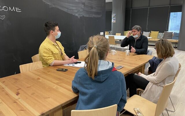 Le Président de l’UJA, Eric Goldstein, deuxième à partir de la droite, rencontre le personnel de Hillel Ukraine à Varsovie, en Pologne. Goldstein était en Pologne plus tôt ce mois-ci et s'est réuni avec les agences de coordination de secours pour les réfugiés juifs ukrainiens. (Courtoisie UJA-Federation / via JTA)
