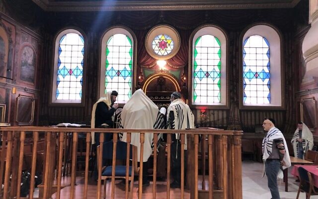 Lecture de Rosh Chodesh dans la Torah à la synagogue Beis Aharon V'Yisrael de Lviv, vendredi matin, 4 mars 2022 (Crédit : Lazar Berman/Times of Israel)